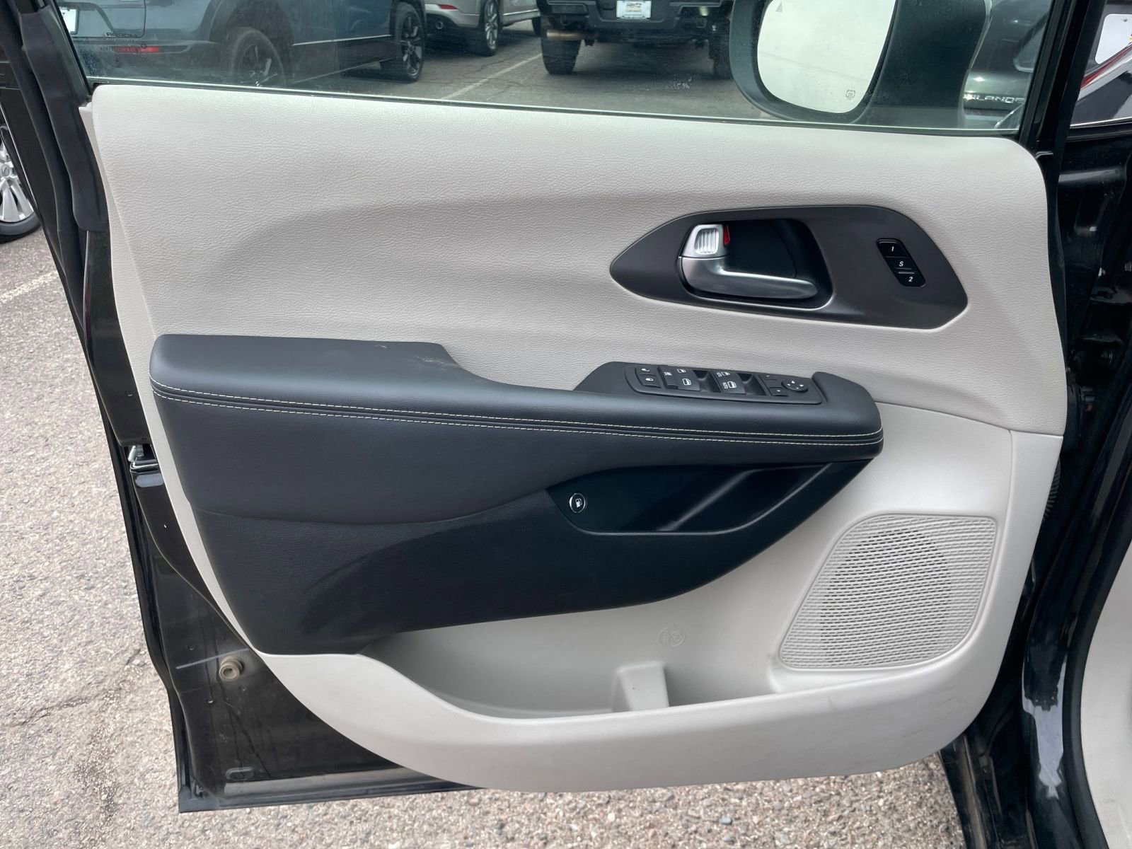 Used 2023 Chrysler Pacifica Touring-L image 18