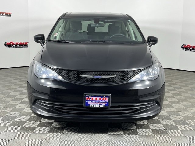 Used 2020 Chrysler Voyager L image 4