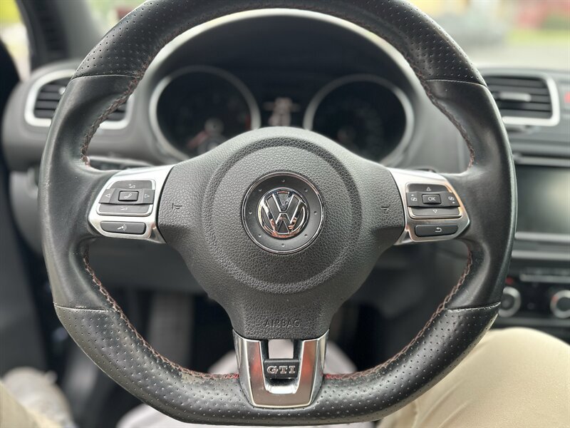 Used 2011 Volkswagen Golf 4-Door FWD image 17
