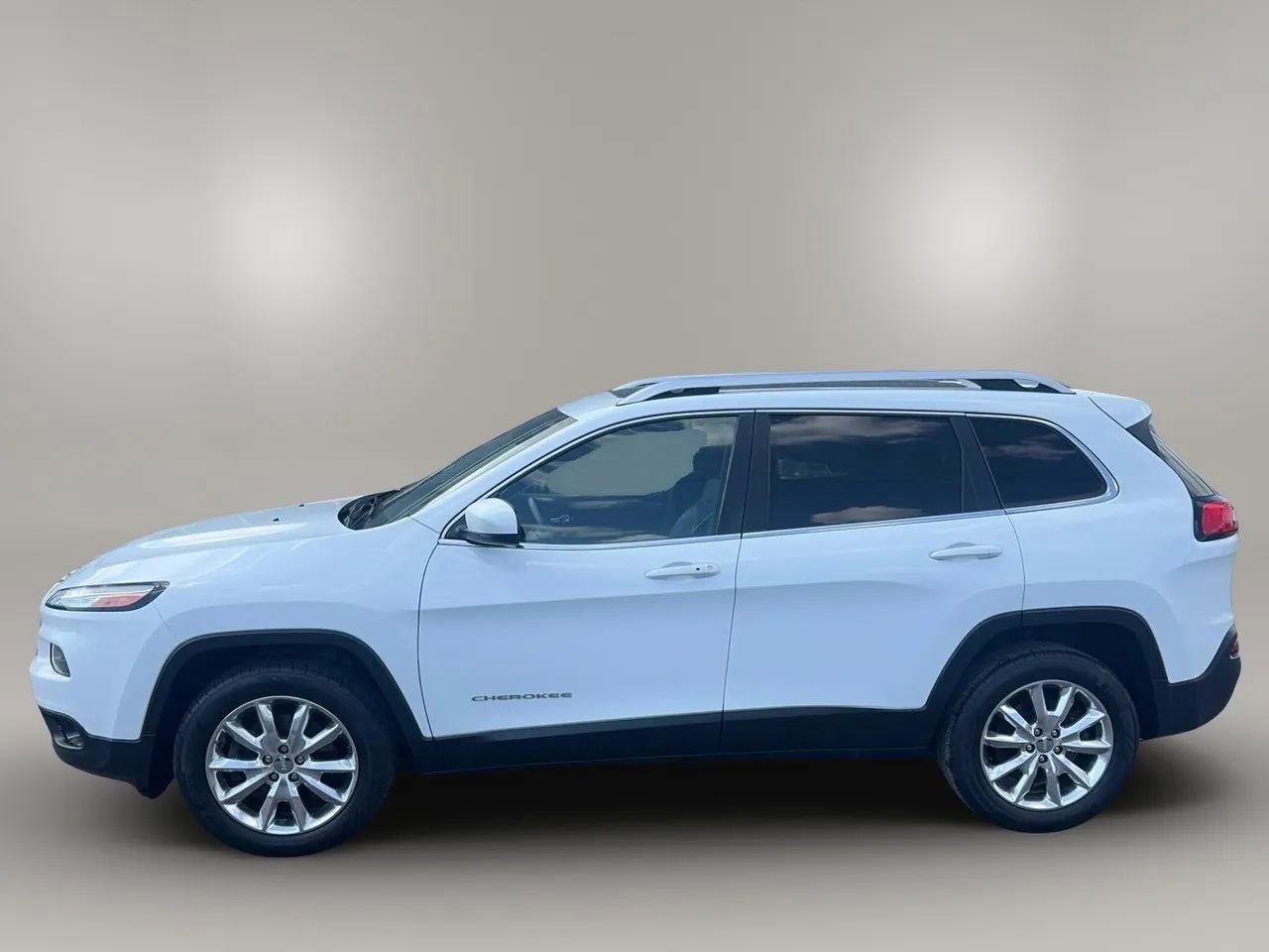 Used 2015 Jeep Cherokee Limited w/ Luxury Group AWD/4WD image 2