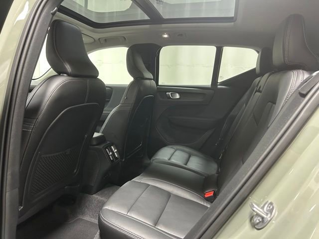 Used 2025 Volvo XC40 B5 Plus image 13