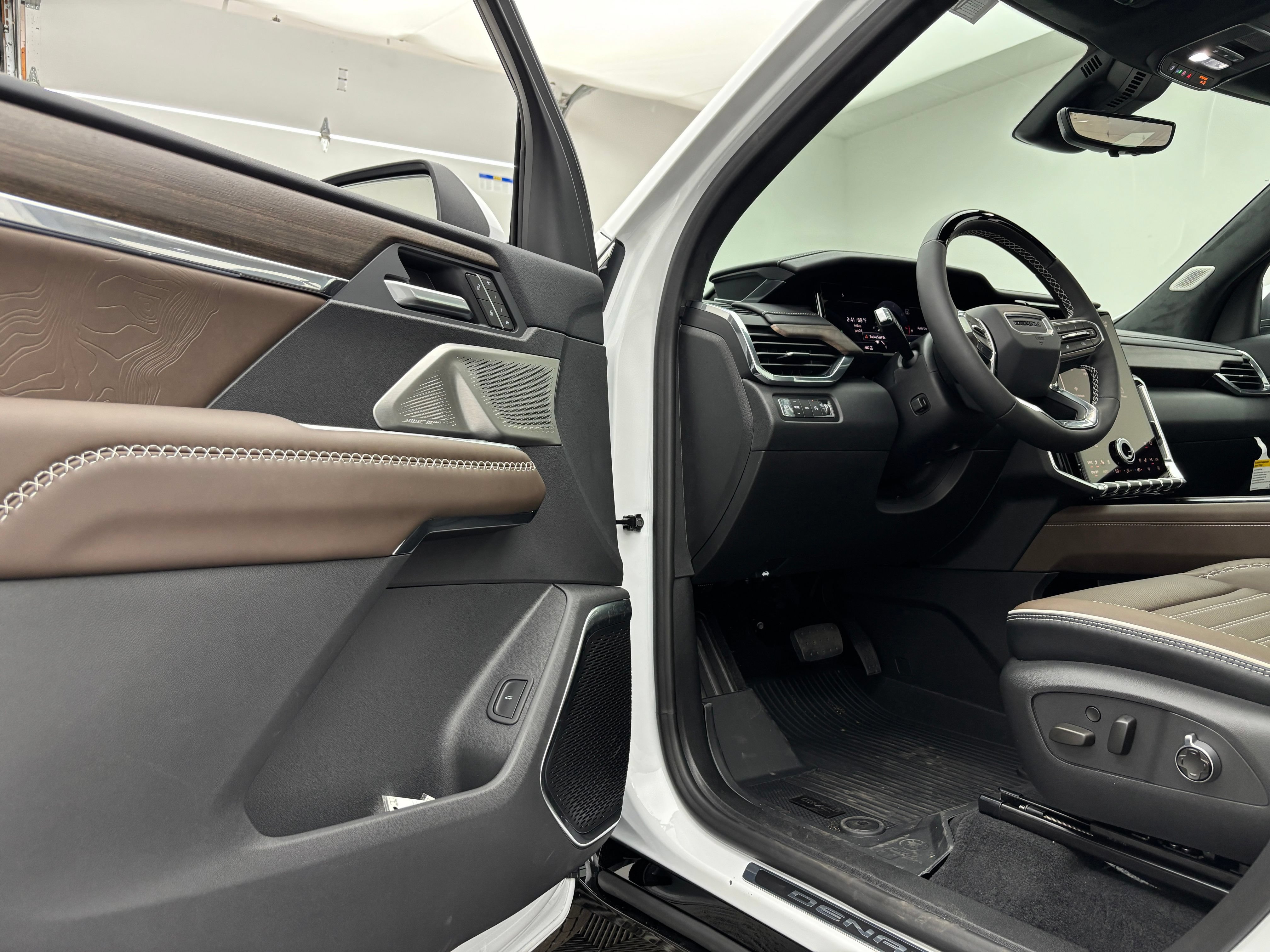 New 2026 GMC Acadia Denali Ultimate w/ LPO, Floor Liner Package AWD/4WD image 20
