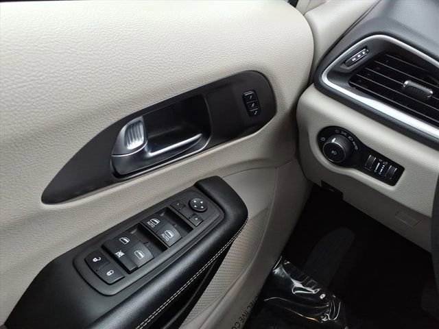 Used 2023 Chrysler Pacifica Touring-L FWD image 21