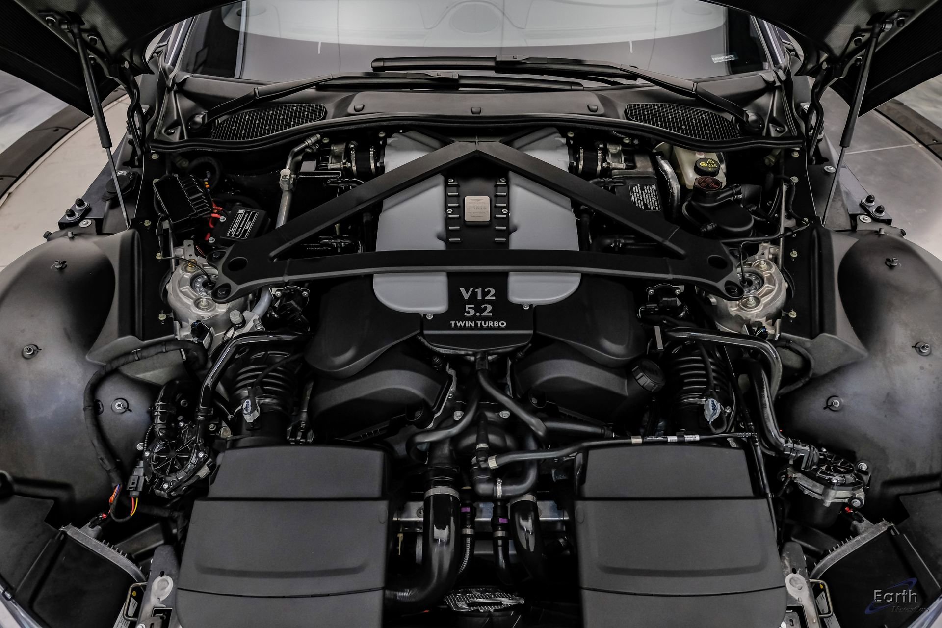 Used 2023 Aston Martin V12 Vantage RWD image 3