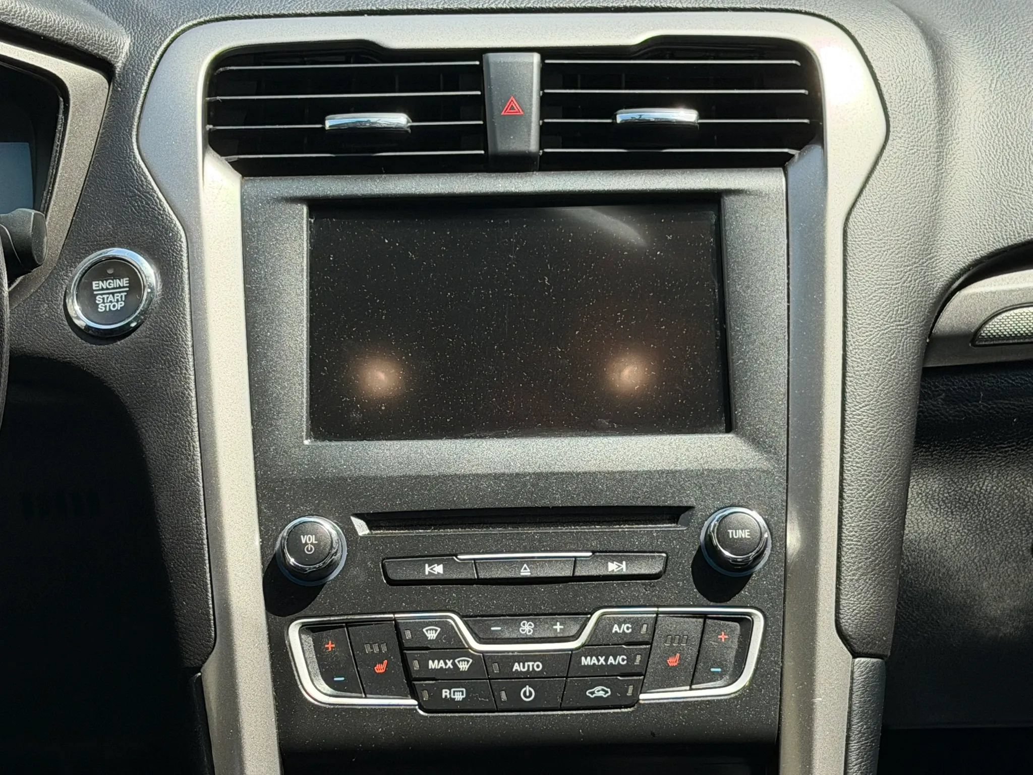 Used 2018 Ford Fusion SE w/ Fusion SE Technology Package FWD image 15