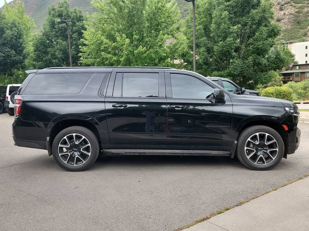 Used 2022 Chevrolet Suburban RST w/ Sport Performance Package AWD/4WD image 2