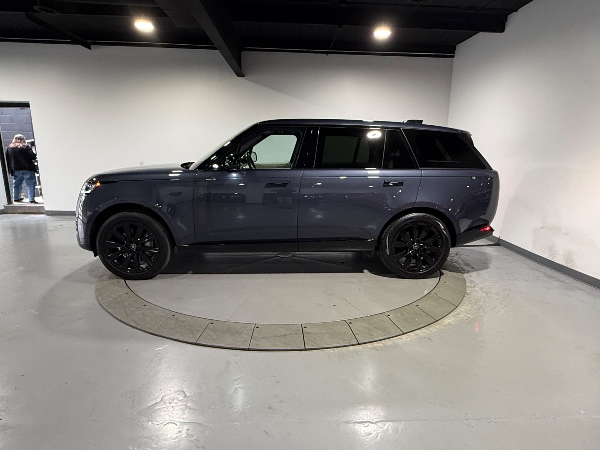 Used 2025 Land Rover Range Rover Long Wheelbase SE AWD/4WD image 8
