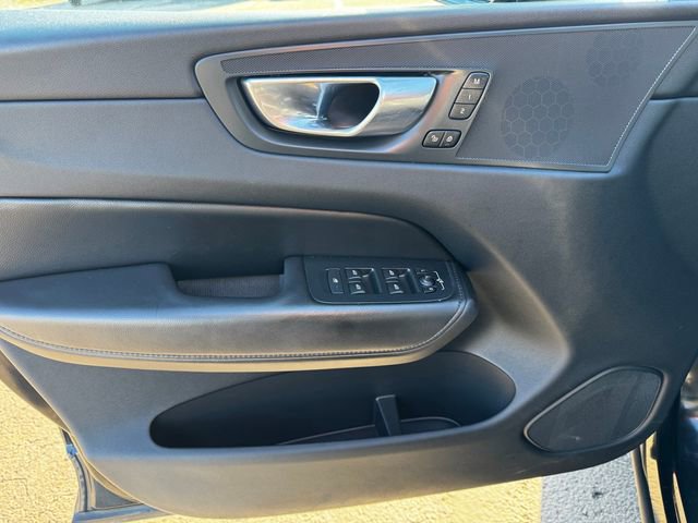 Used 2023 Volvo XC60 B5 Core image 22
