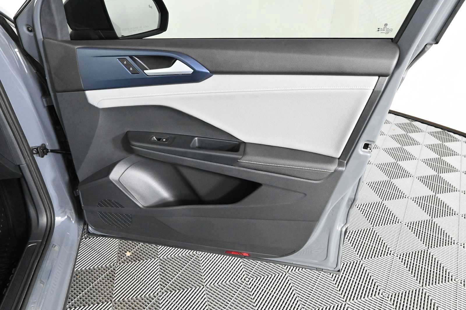 Certified 2024 Volkswagen Taos SE FWD image 9