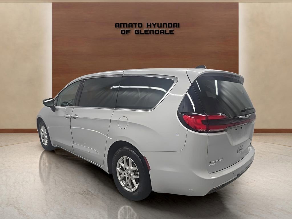 Used 2024 Chrysler Pacifica Touring-L image 4