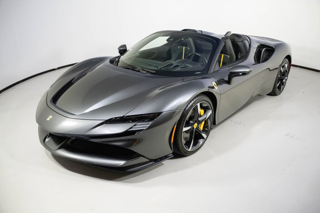 Used 2022 Ferrari SF90 Spider image 3