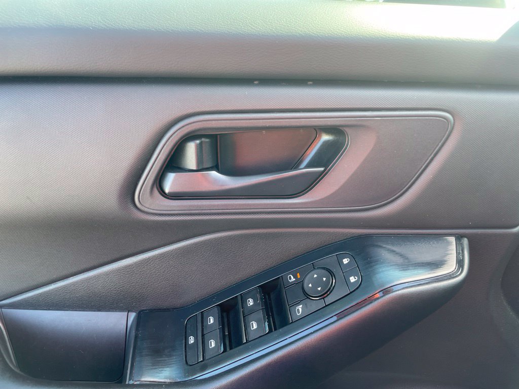 Used 2024 Nissan Rogue S FWD image 17
