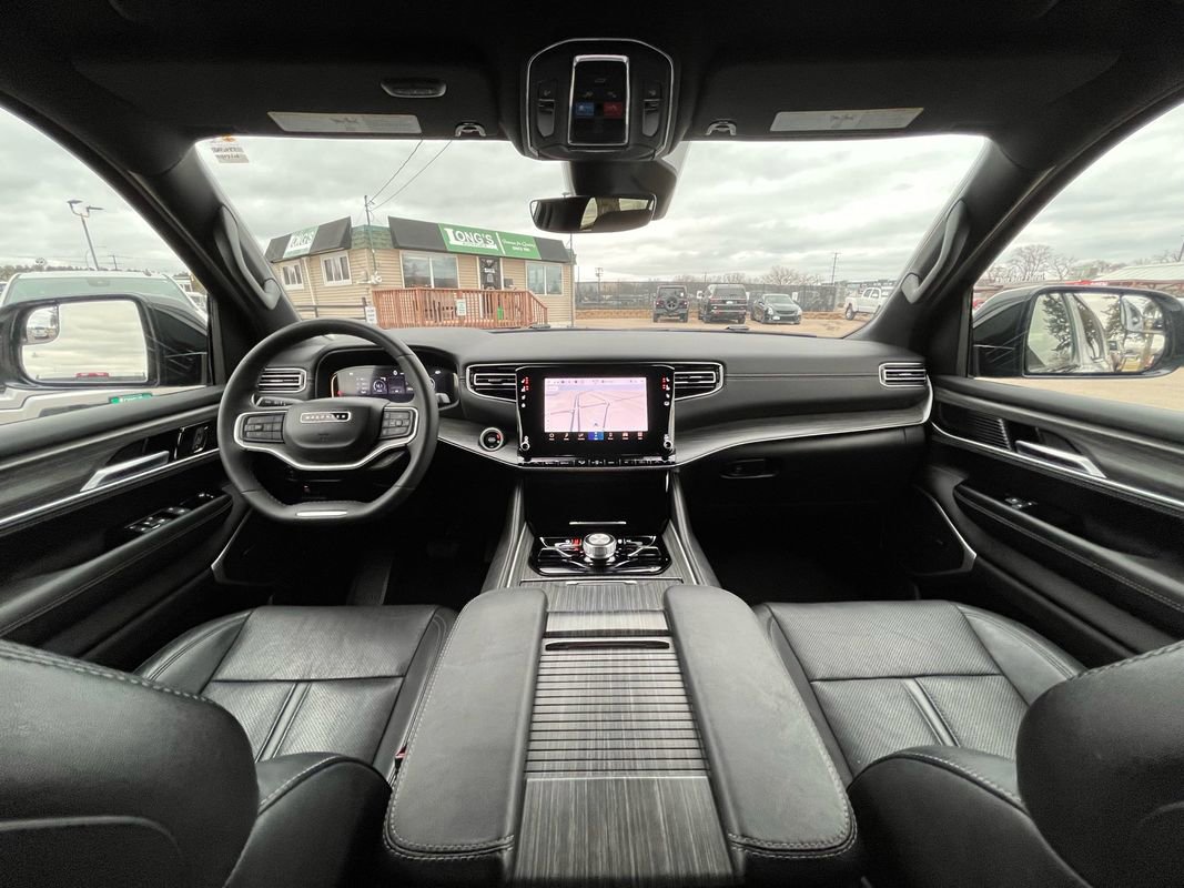Used 2024 Jeep Wagoneer Series III image 11
