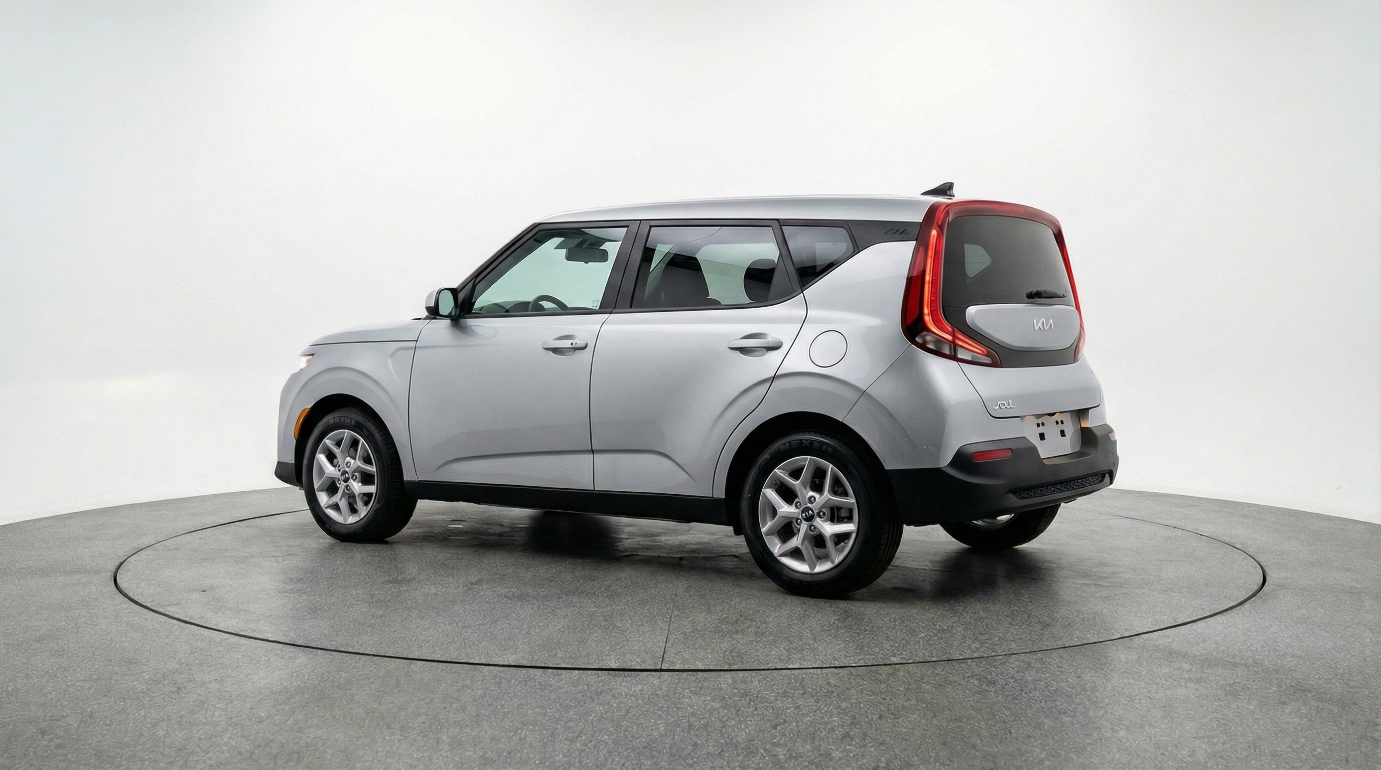 Used 2025 Kia Soul LX w/ LX Technology Package FWD image 6