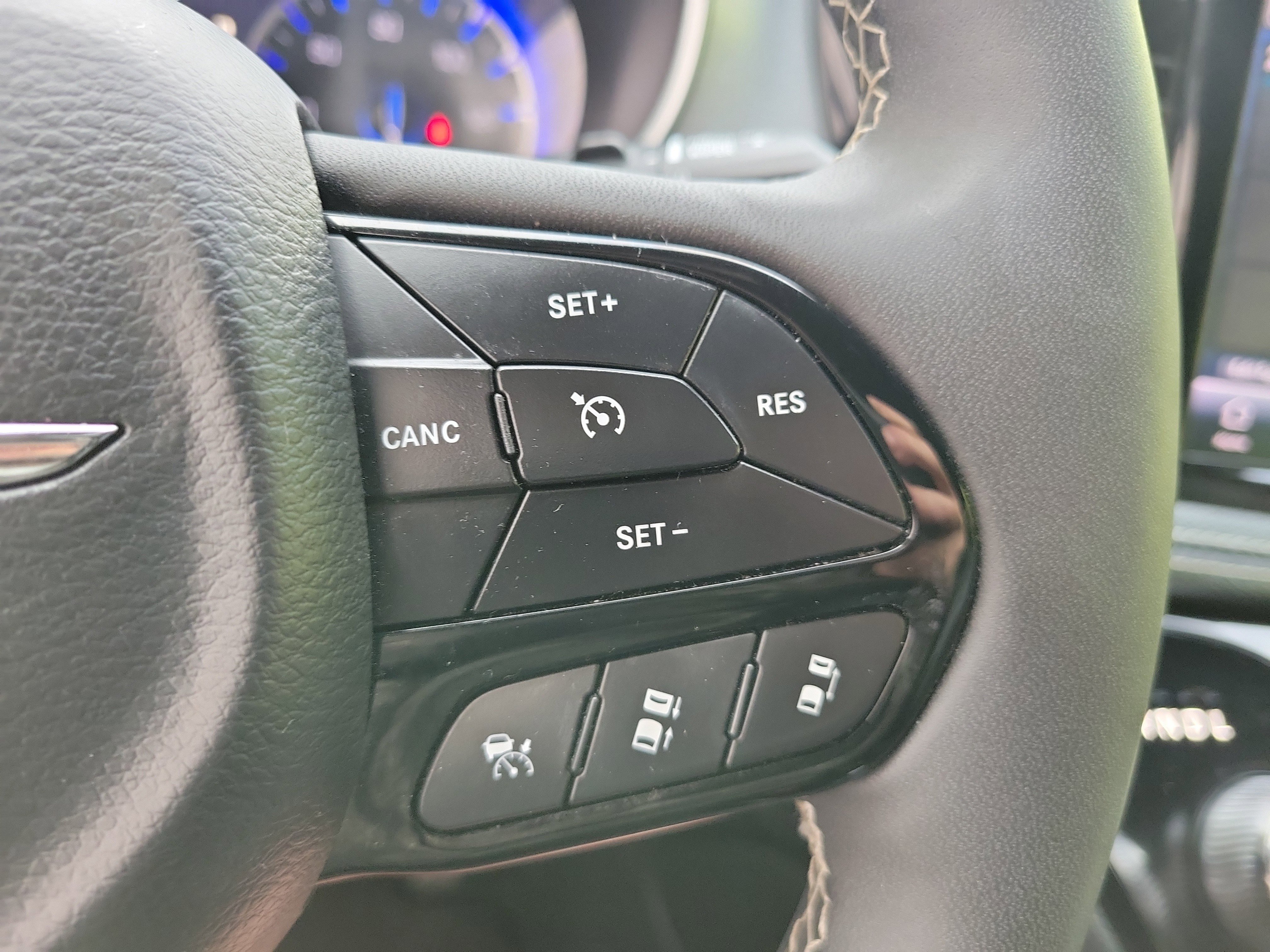 Used 2025 Chrysler Pacifica Limited image 23