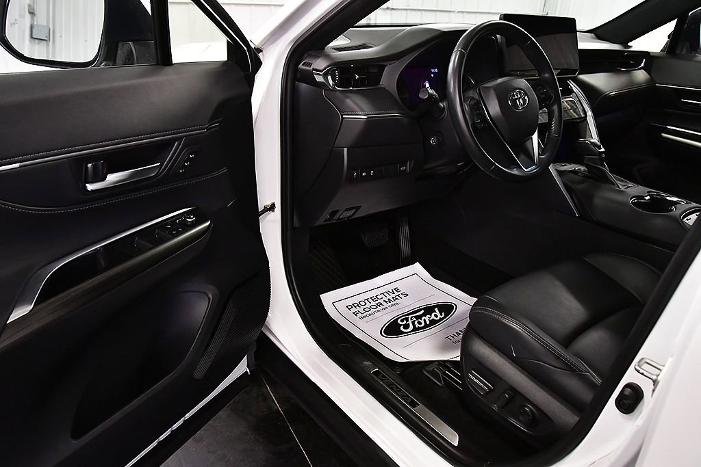 Used 2023 Toyota Venza XLE image 17