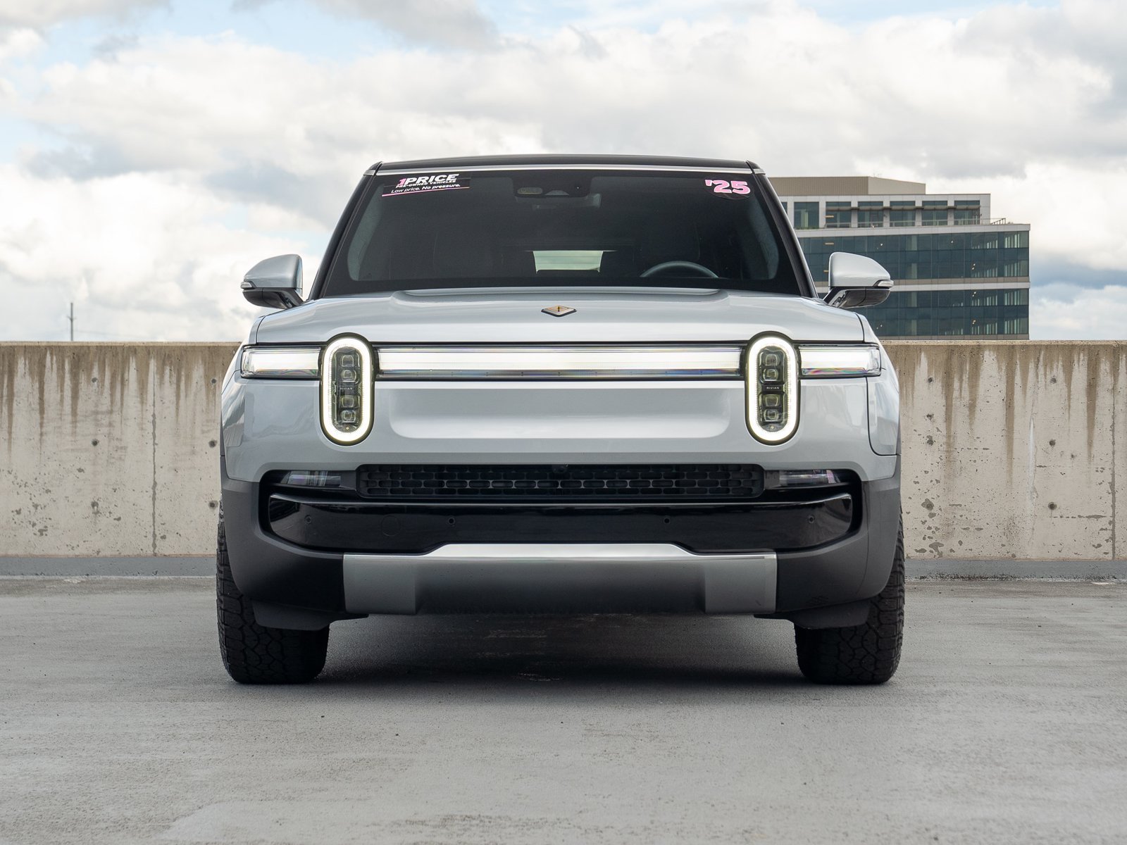 Used 2025 Rivian R1S Adventure Dual AWD/4WD image 2