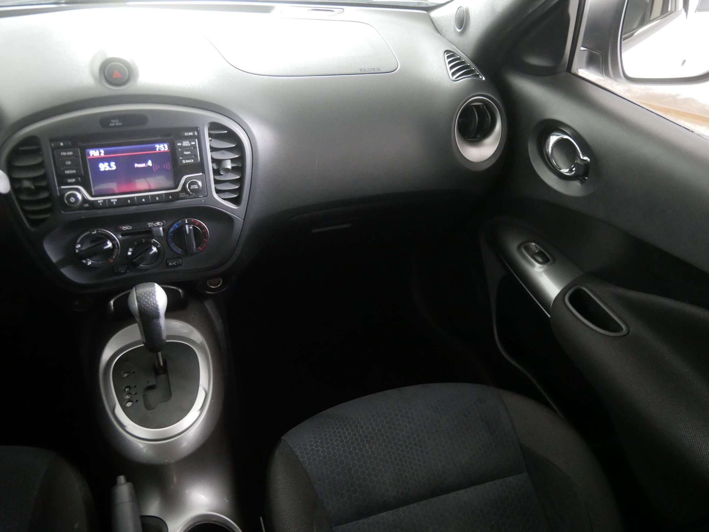 Used 2015 Nissan Juke S image 11