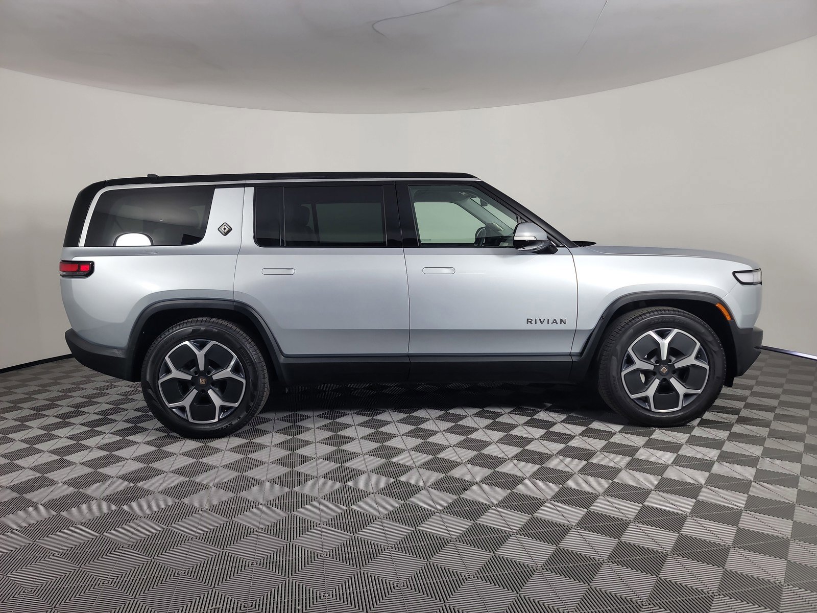 Used 2024 Rivian R1S Adventure AWD/4WD image 6