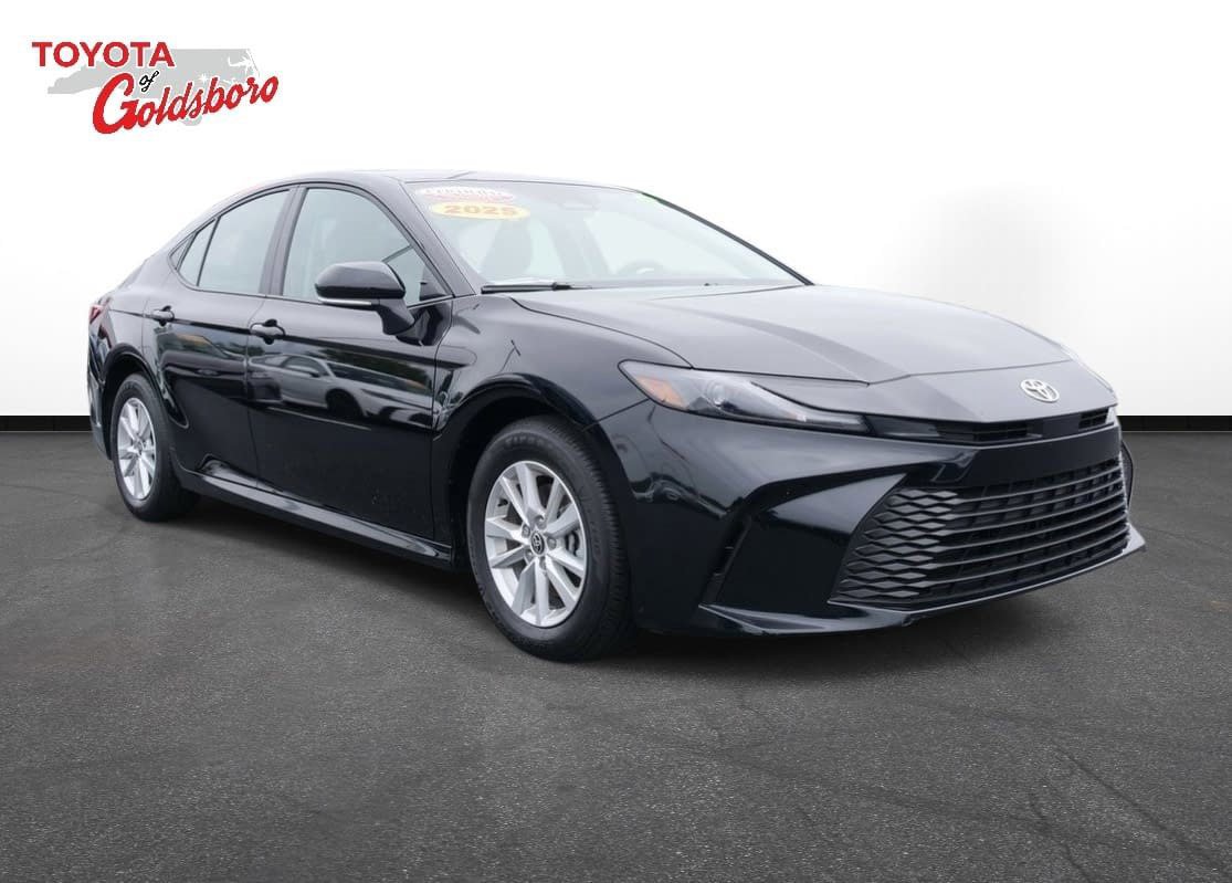 Used 2025 Toyota Camry LE image 3