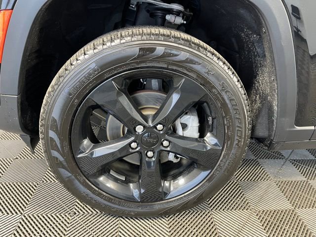 Used 2024 Jeep Grand Cherokee Limited w/ Black Appearance Package image 10