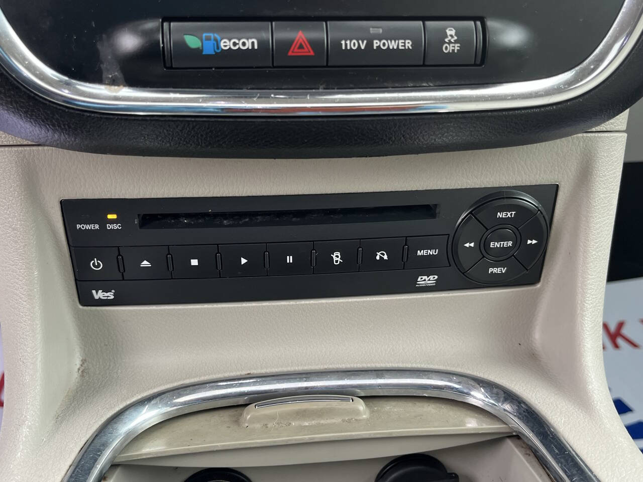 Used 2012 Chrysler Town & Country Limited w/ Luxury Group FWD image 22
