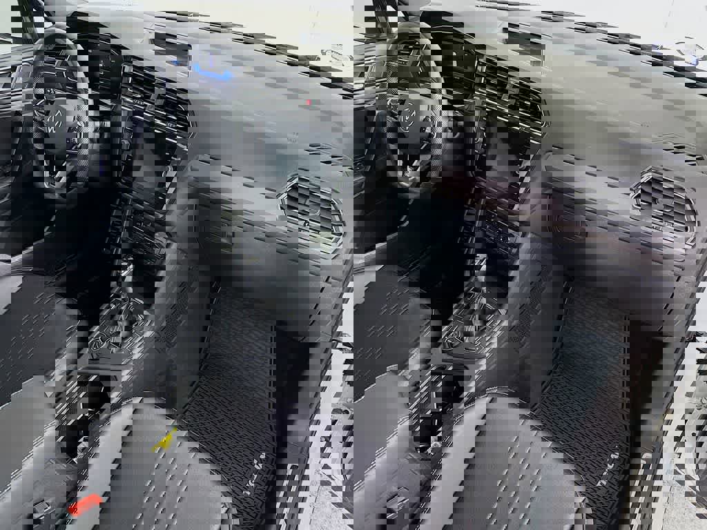 Used 2024 Volkswagen Tiguan SE R-Line image 33