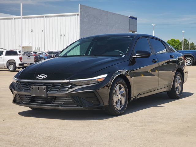 Used 2025 Hyundai Elantra SE image 3