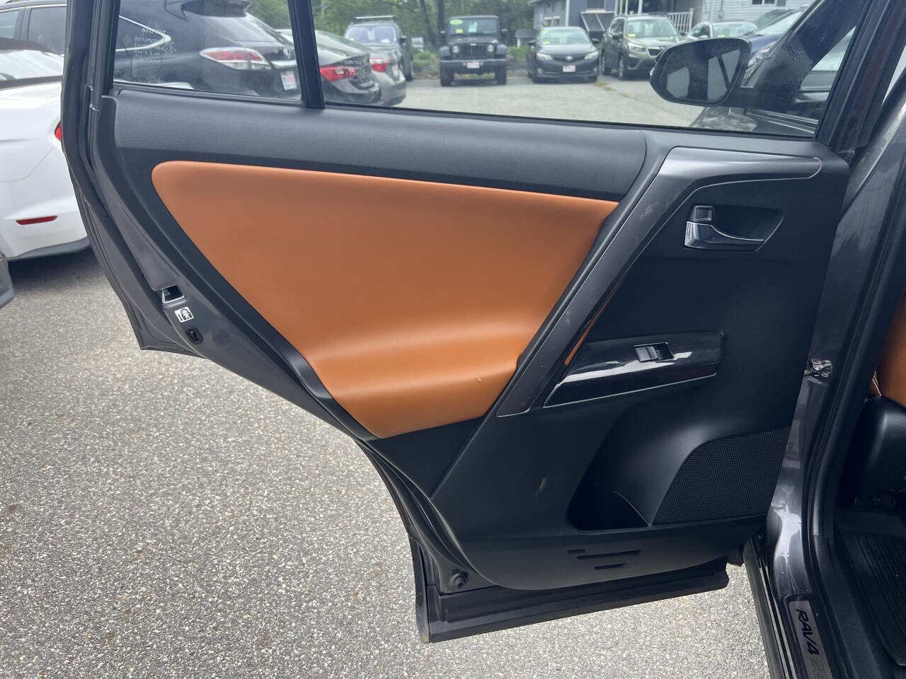 Used 2017 Toyota RAV4 SE image 23