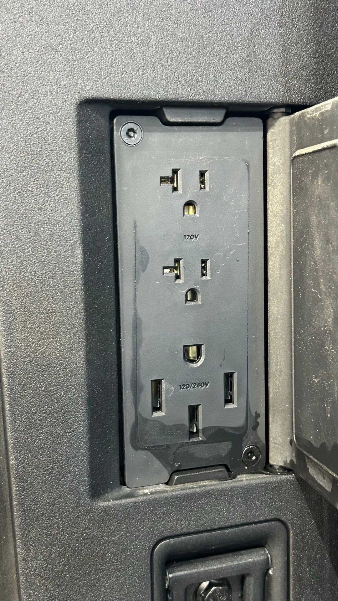 Used 2024 Tesla Cybertruck AWD Crew Cab image 35