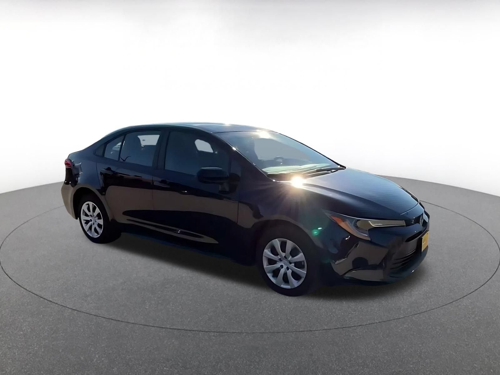 Used 2025 Toyota Corolla LE FWD image 2