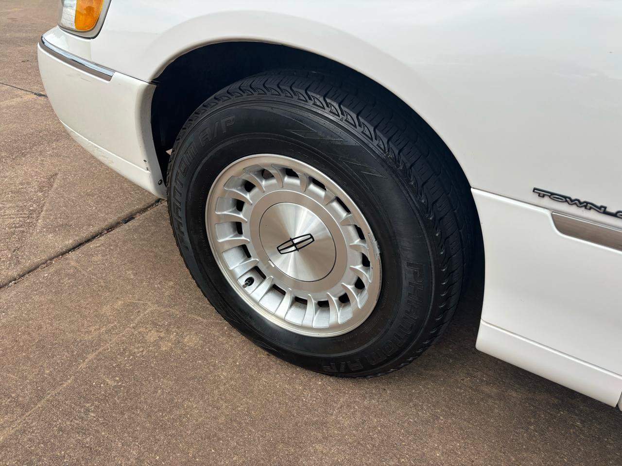 Used 1999 Lincoln Town Car Executive RWD image 20