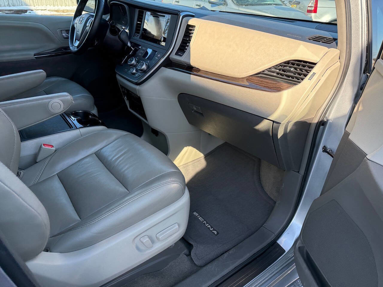 Used 2015 Toyota Sienna XLE Premium AWD/4WD image 39