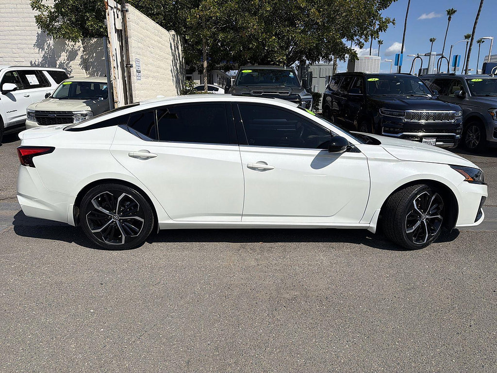 Used 2023 Nissan Altima 2.5 SR w/ SR Premium Package FWD image 4