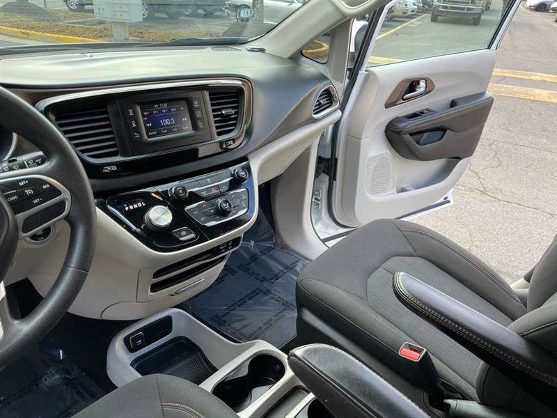 Used 2017 Chrysler Pacifica LX image 17