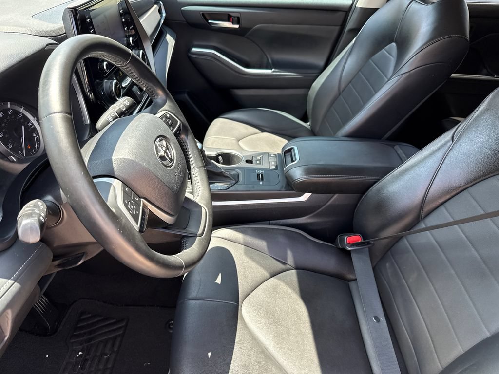 Used 2022 Toyota Highlander XLE FWD image 20