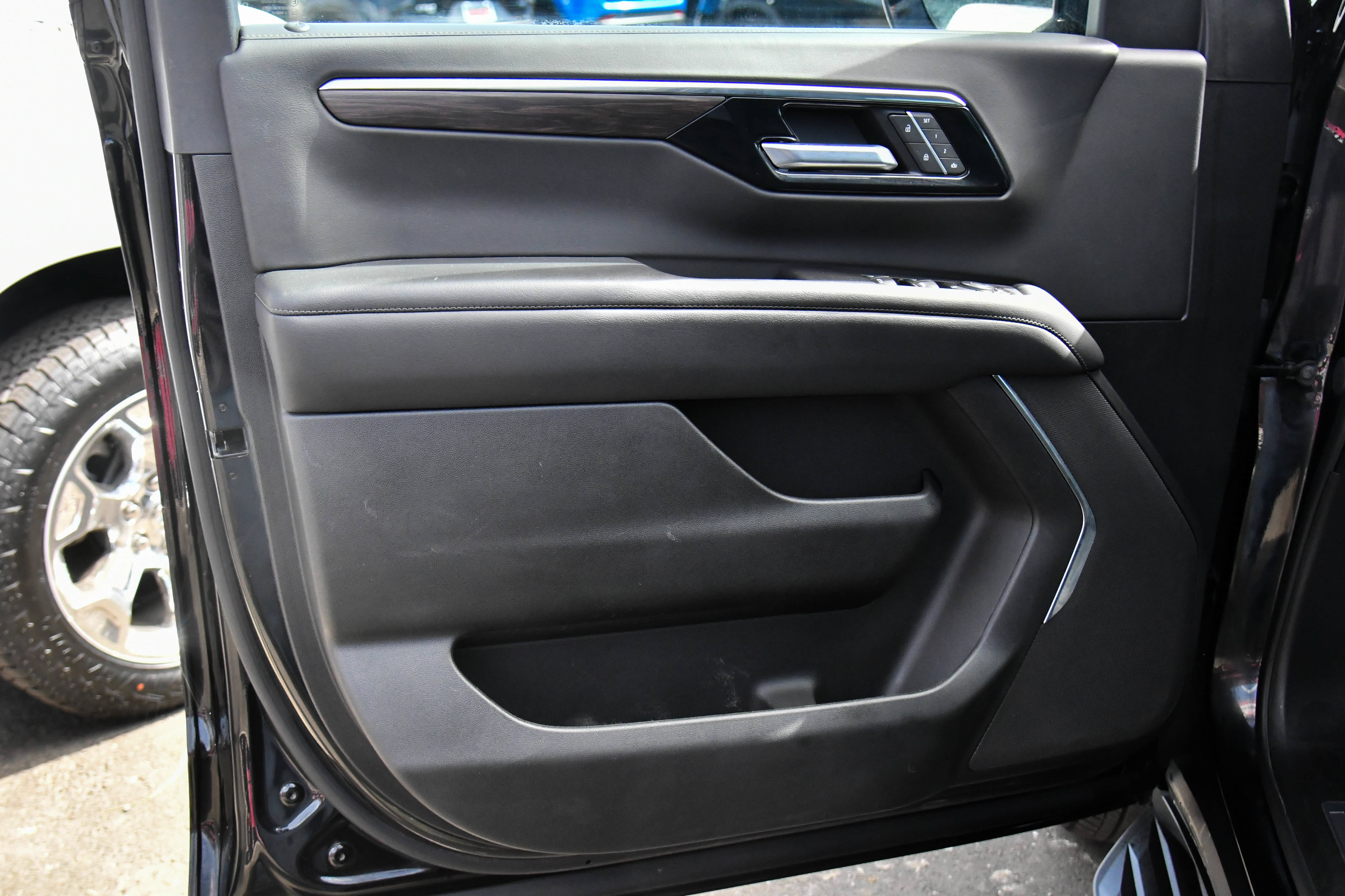 Used 2025 Chevrolet Tahoe LT AWD/4WD image 13