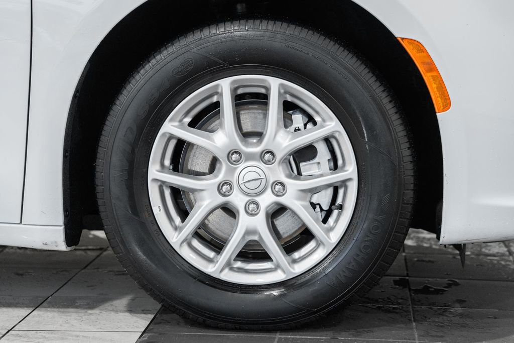 Used 2025 Chrysler Pacifica Select image 18