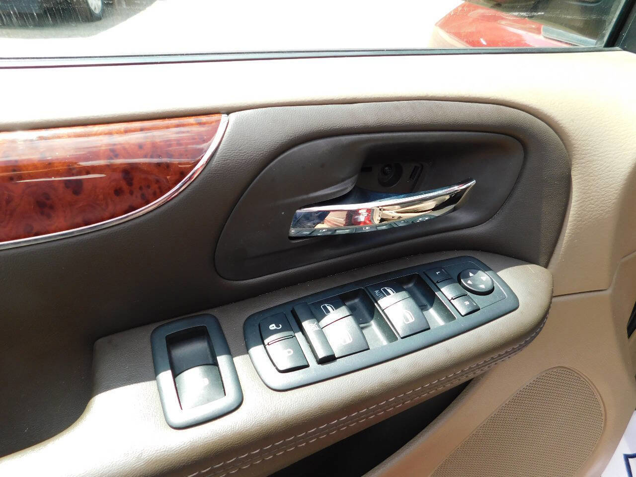 Used 2013 Chrysler Town & Country Touring image 17