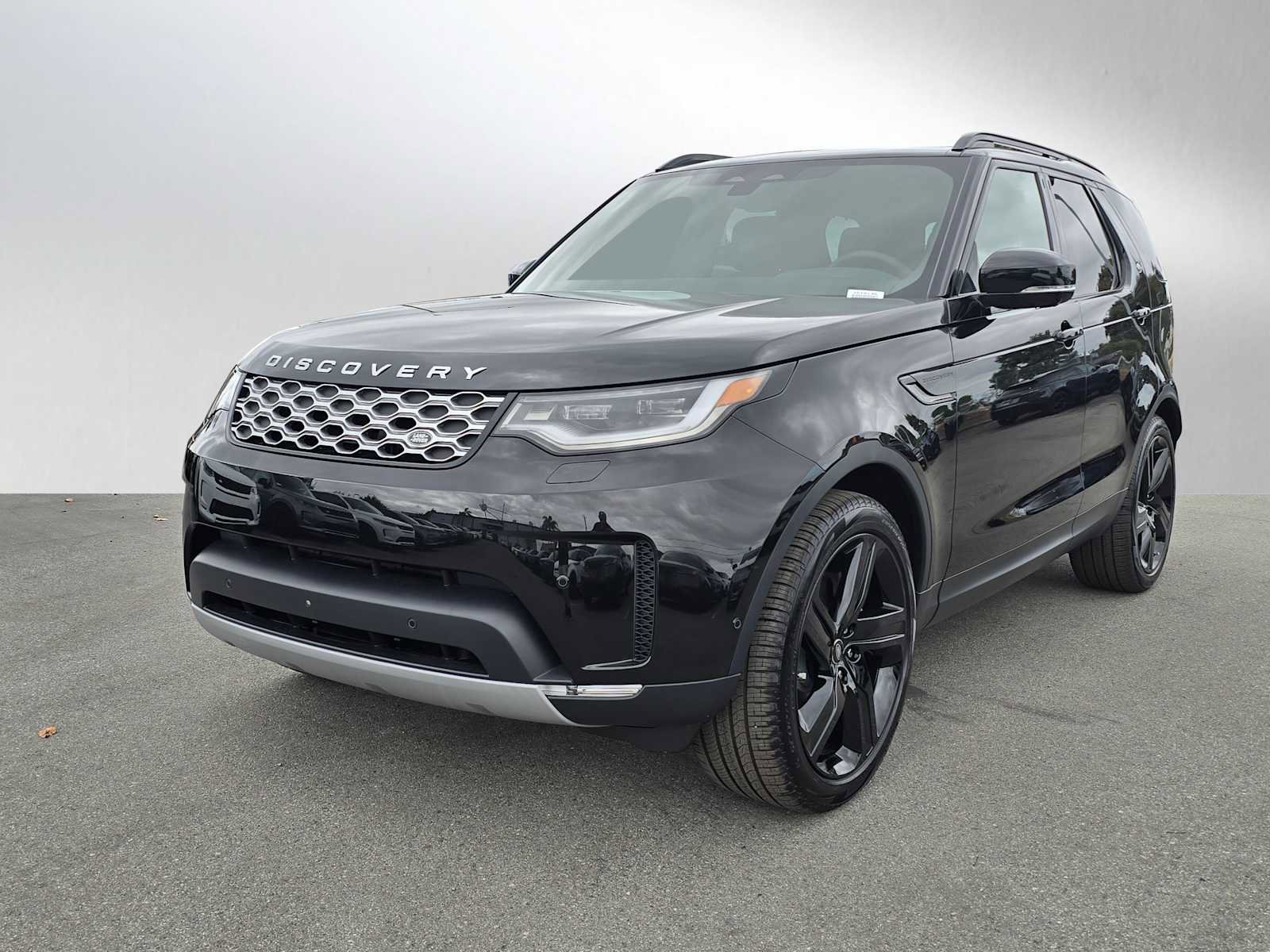 New 2025 Land Rover Discovery S image 1