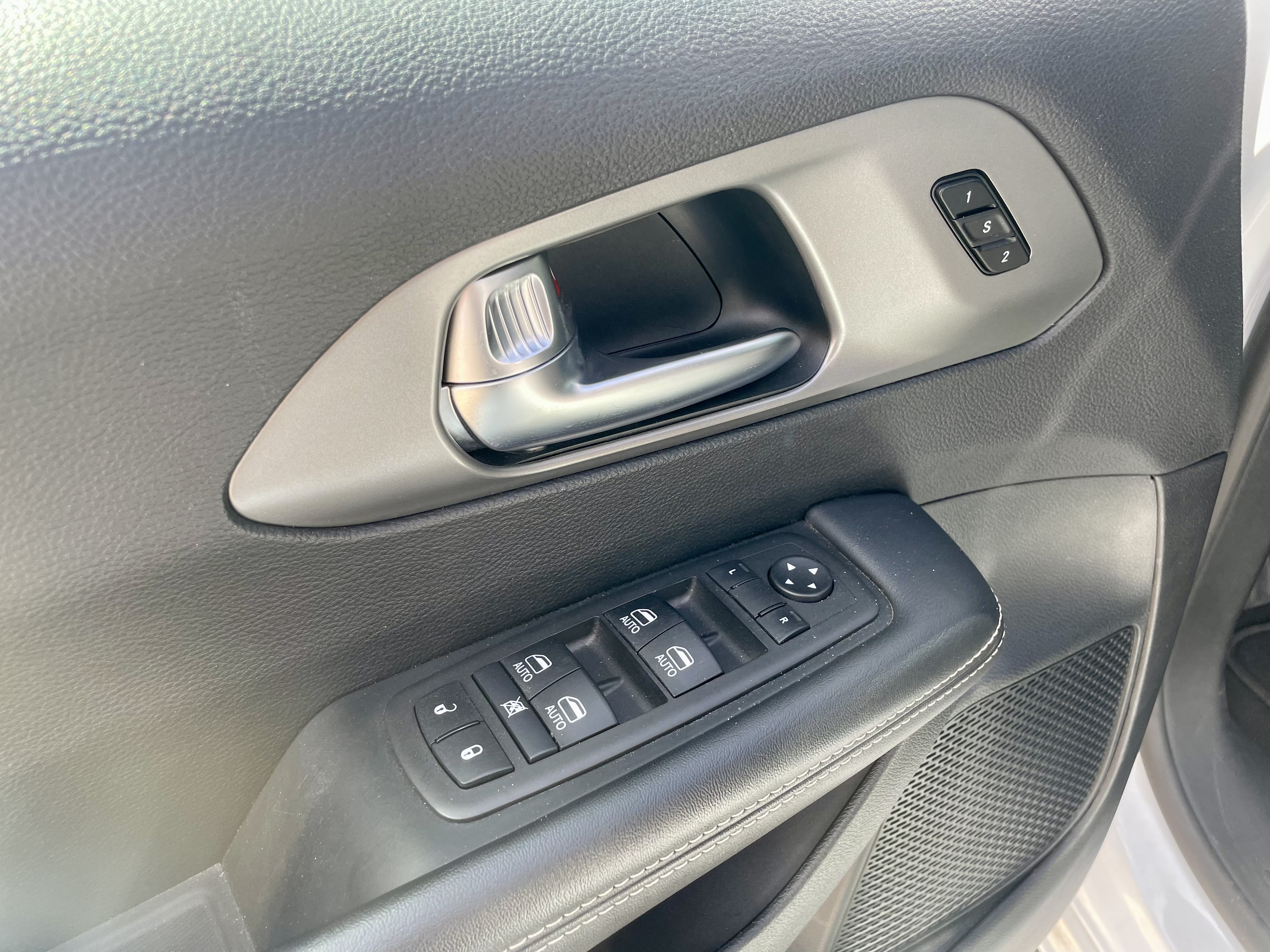 Used 2025 Chrysler Pacifica Select FWD image 12