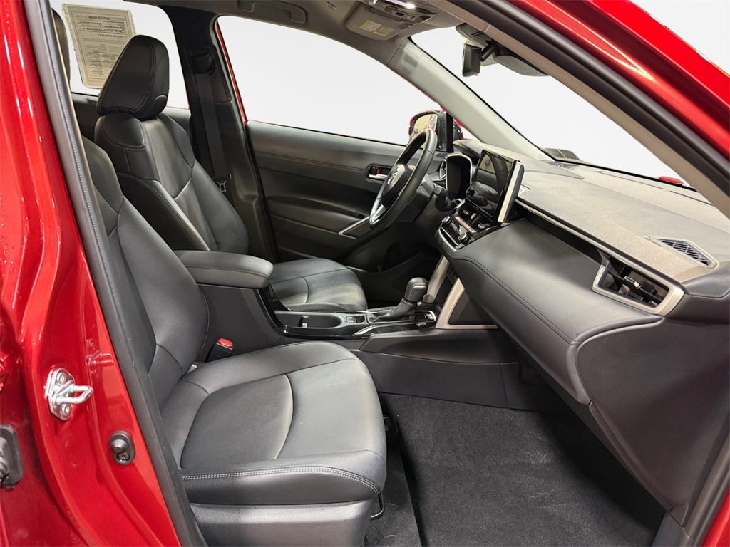 Used 2025 Toyota Corolla Cross XLE image 25