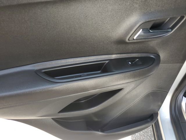 Used 2019 Chevrolet Trax LT w/ LT Convenience Package FWD image 16