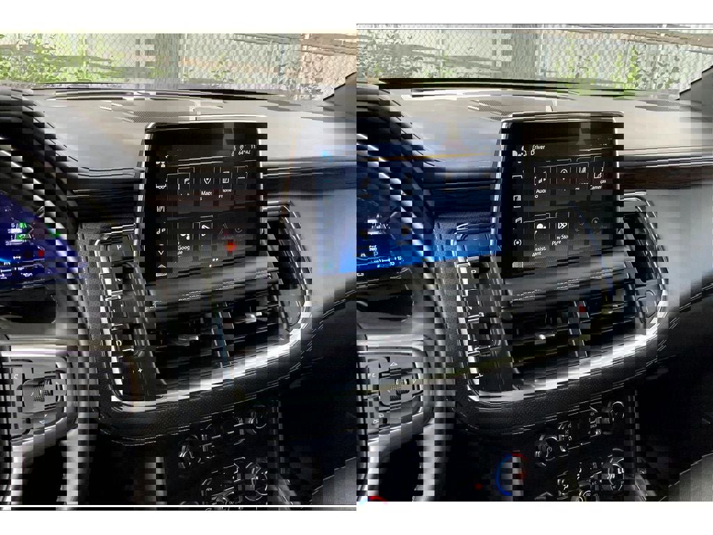 Used 2023 Chevrolet Suburban Premier image 6