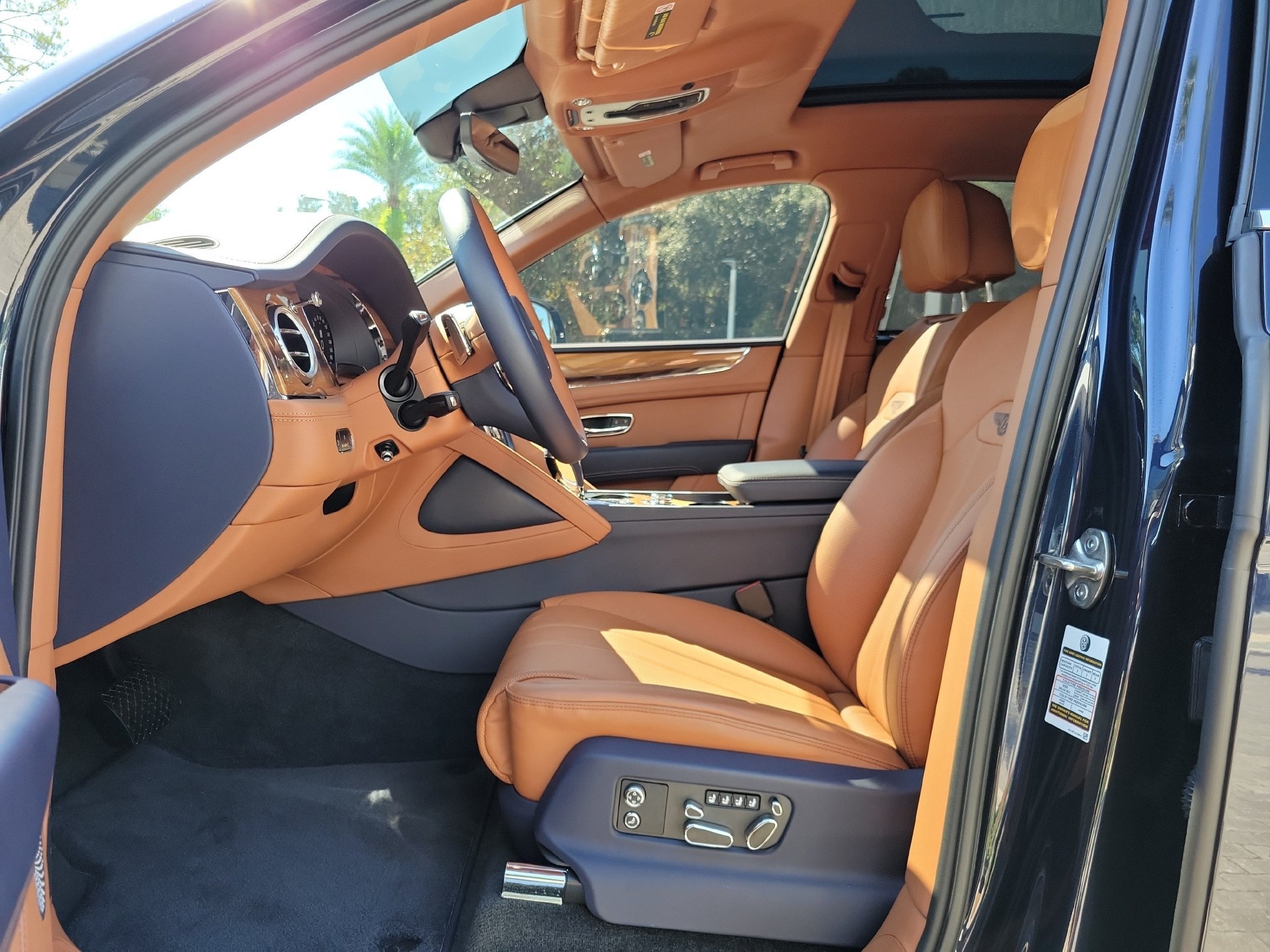 Certified 2025 Bentley Bentayga Extended Wheelbase AWD/4WD image 25