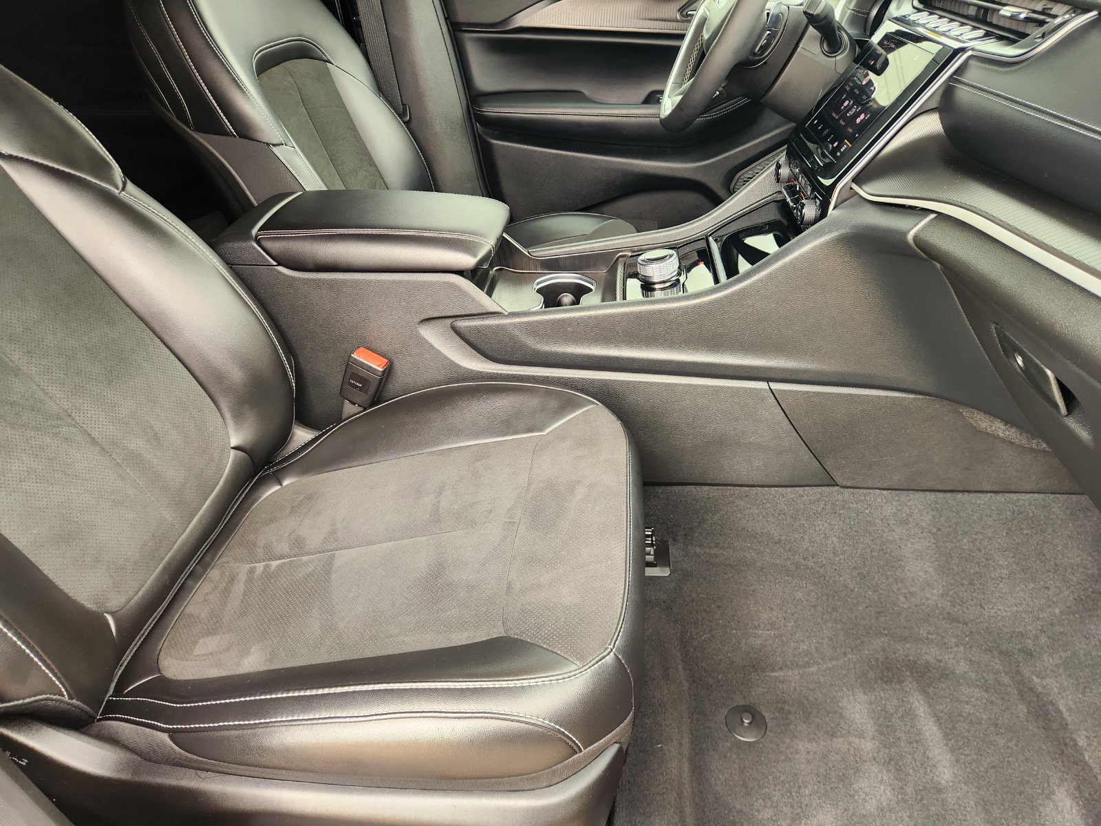 Used 2025 Jeep Grand Cherokee L Altitude RWD image 14