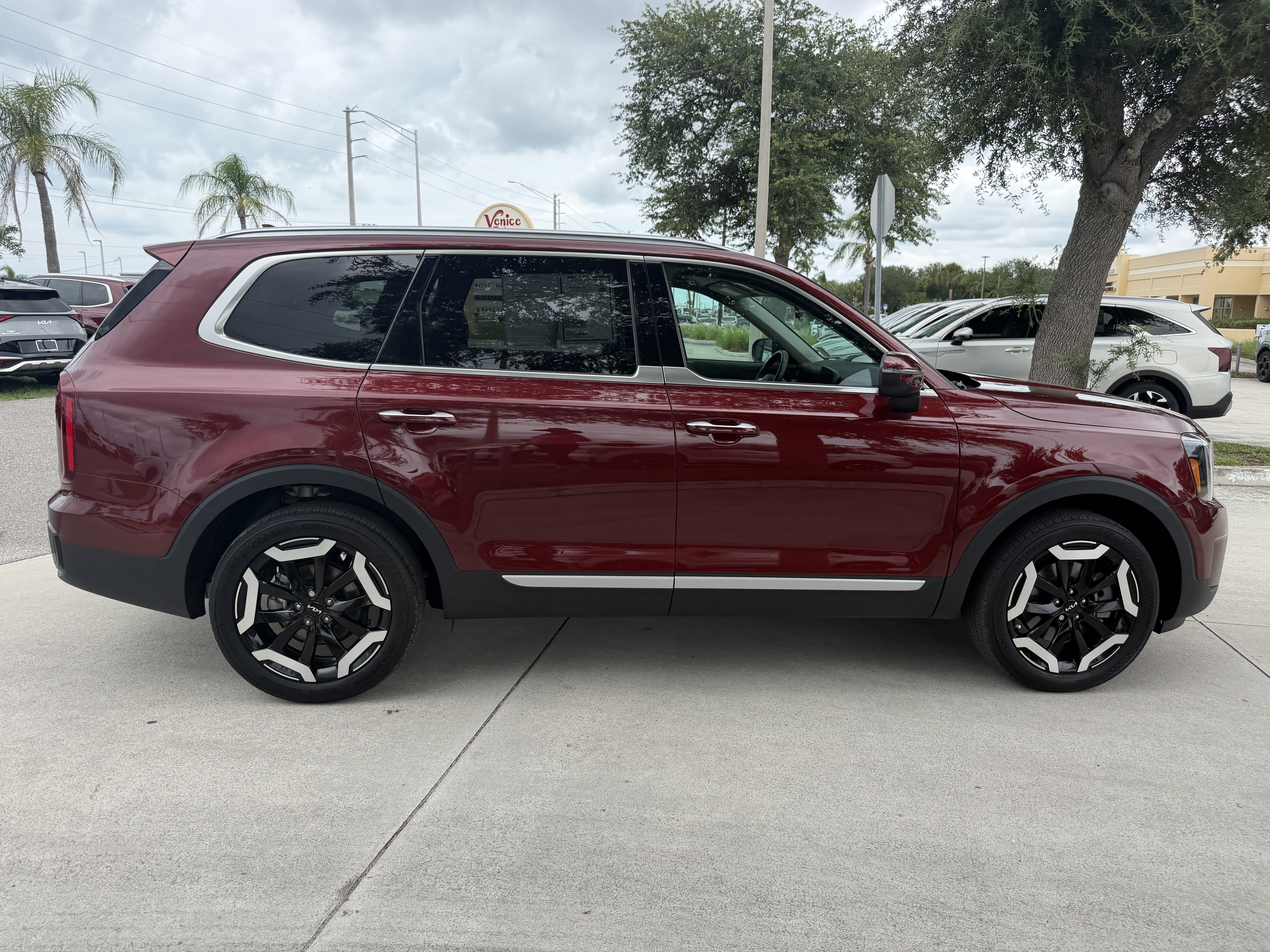 Certified 2024 Kia Telluride S FWD image 3