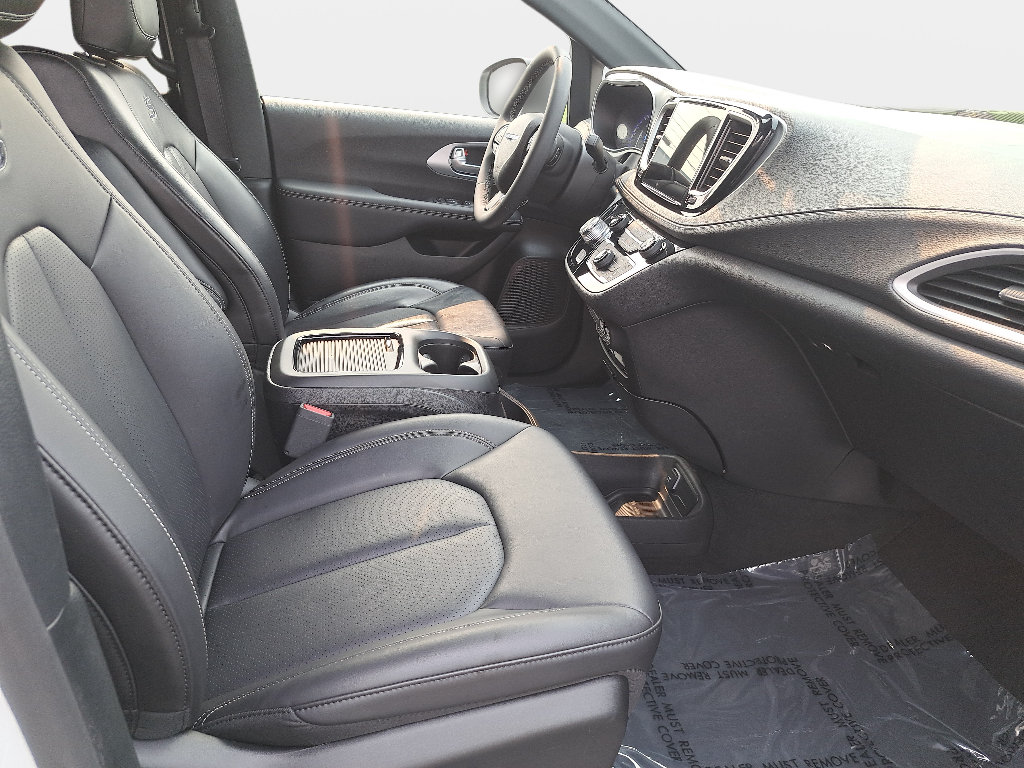 Certified 2023 Chrysler Pacifica Touring-L w/ Uconnect Theater Family Group AWD/4WD image 10