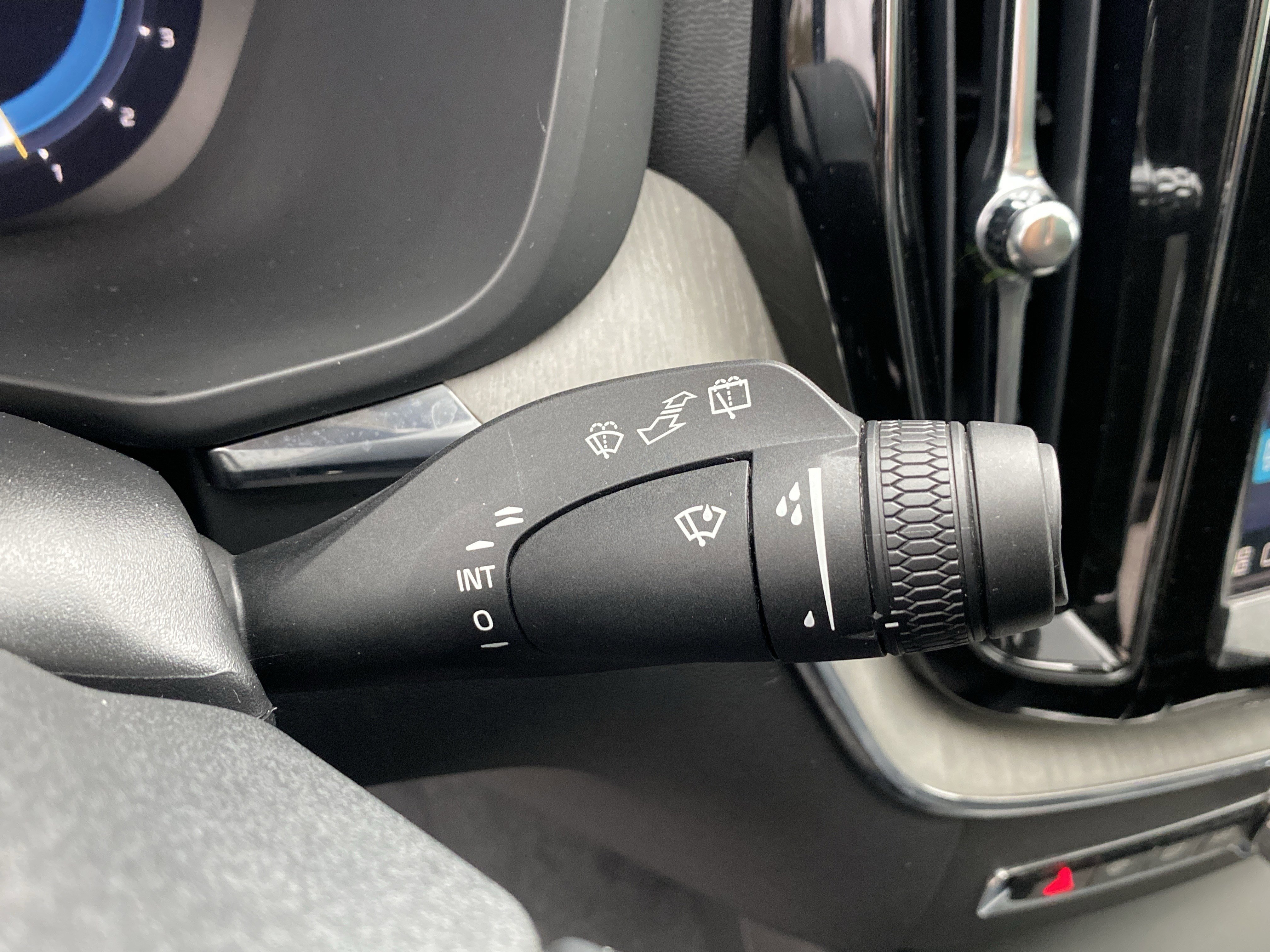 Used 2025 Volvo XC60 B5 Plus image 26