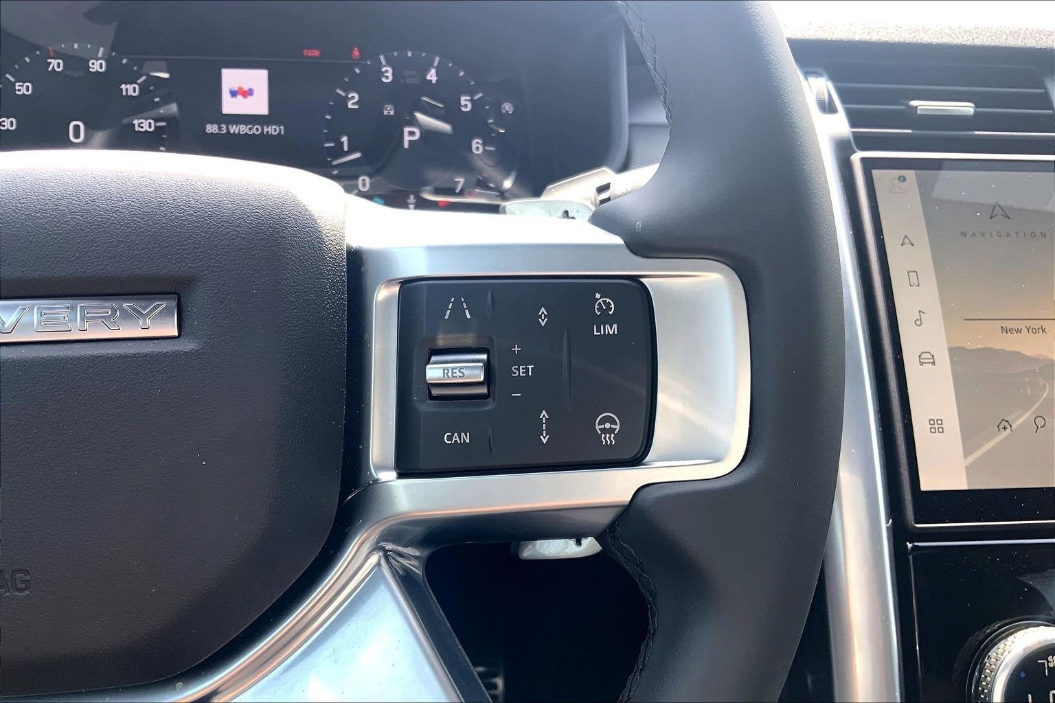 Certified 2025 Land Rover Discovery Dynamic SE AWD/4WD image 24